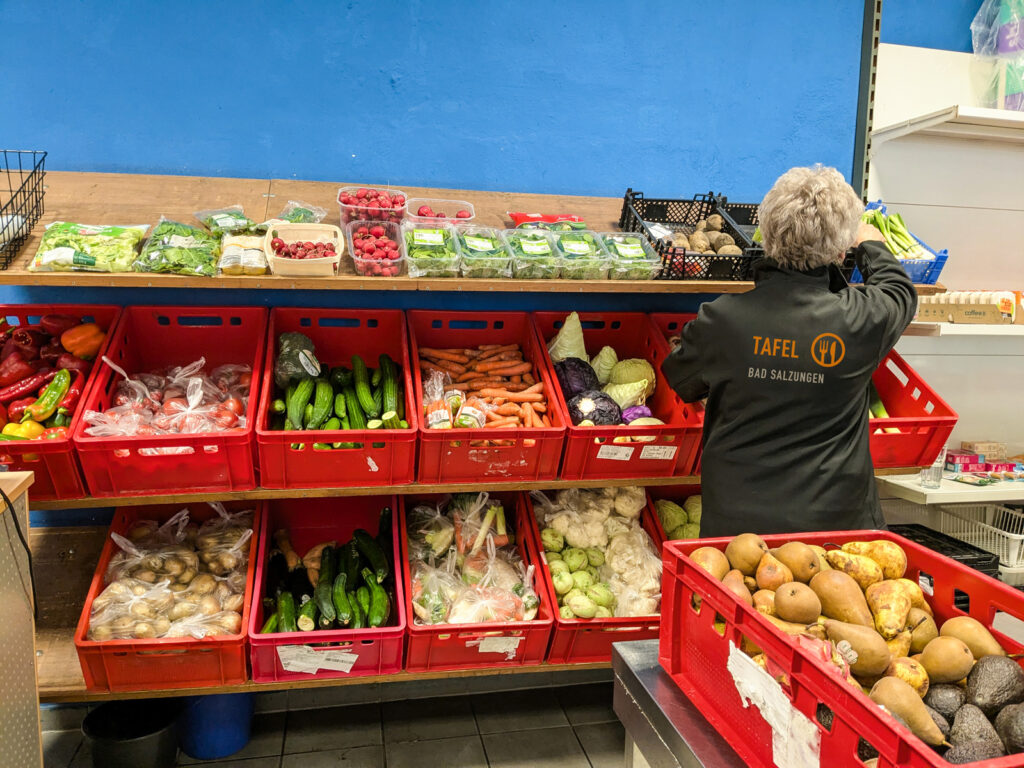 Frau räumt in der Tafel Bad Salzungen Gemüse in ein Regal