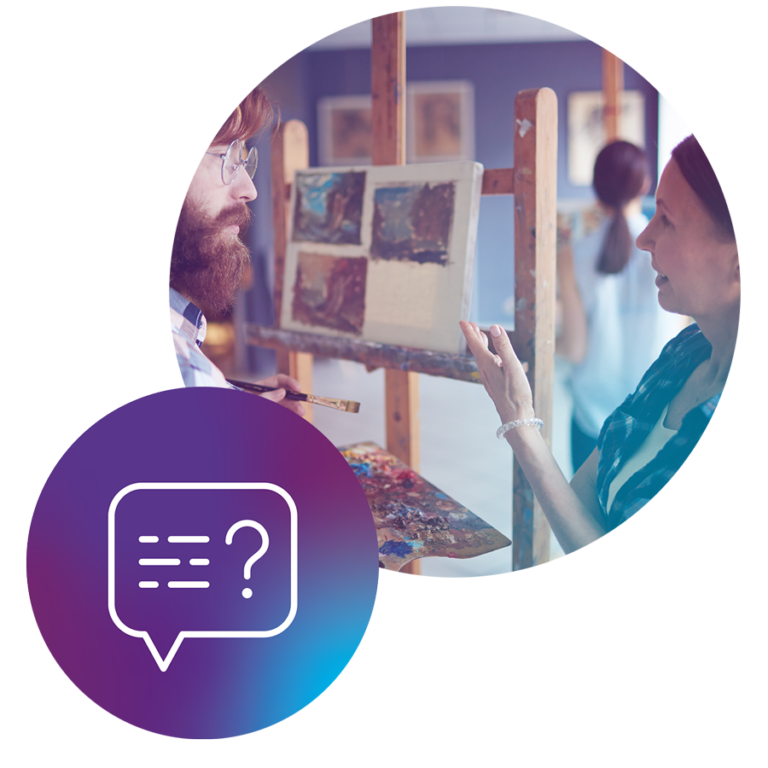 Ein Mann und eine Frau betrachten Bilder in einer Ausstellung eines unserer Beratungsangebote