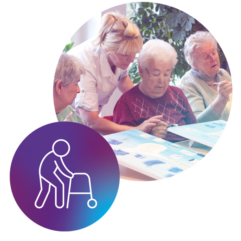 Eine Pflegefachkraft unterhält sich mit Bewohnerinnen und Bewohnern eines unserer Seniorenzentren und schaut sich Ausdrucke auf einem Tisch an