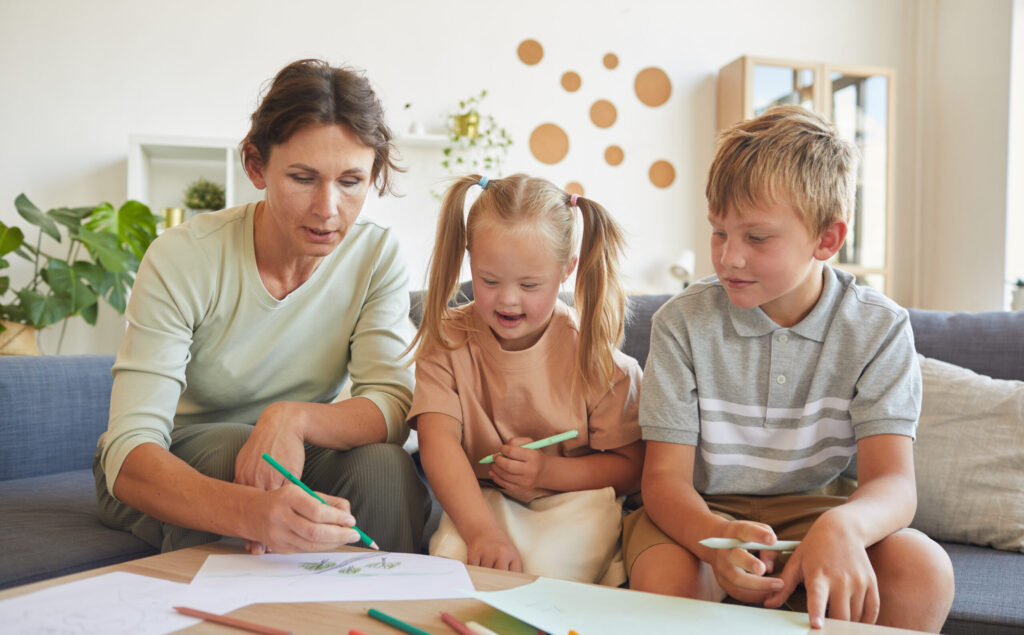 Der Familienenlastende Dienst Eisenach malt mit einem Mädchen mit Beeinträchtigung und ihrem Bruder