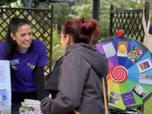 Gespräch zwischen zwei Menschen am Diako-Infostand mit Glücksrad