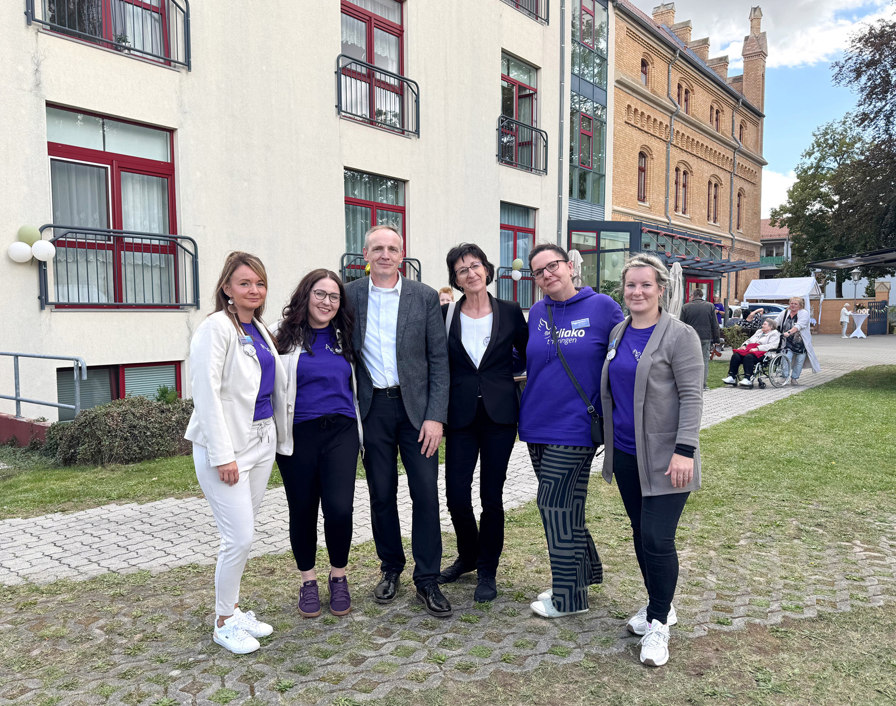 Gruppenbild mit Saskia Frank/Einrichtungsleiterin St. Elisabeth Hospiz Altenburg, Alice Etzold/Einrichtungsleiterin Diako Hospitalstiftung zu Altenburg, Lars Bagemihl/Vorstand Diako Thüringen, Elke Slowik/Vorstand Diako Thüringen, Katja Reichert, Pflegedienstleitung Diako Hospitalstiftung zu Altenburg, Jenny Frank-Bennewitz/Pflegedienstleitung St. Elisabeth Hospiz Altenburg