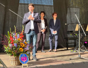 André Neumann/Oberbürgermeister Altenburg, Elke Slowik/Vorstand Diako Thüringen, Katrin Huppert, Vorstandsvorsitzende der Hospitalstiftung zu Altenburg/Thüringen auf der Jubiläums-Bühne zur 100-Jahr Feier der Hospitalstiftung zu Altenburg