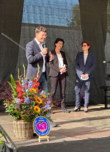 André Neumann/Oberbürgermeister Altenburg, Elke Slowik/Vorstand Diako Thüringen, Katrin Huppert, Vorstandsvorsitzende der Hospitalstiftung zu Altenburg/Thüringen auf der Jubiläums-Bühne zur 100-Jahr Feier der Hospitalstiftung zu Altenburg