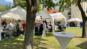 Kaffeetafel unter weißen Zelten auf dem Außengelände der Diako Hospitalstiftung zu Altenburg in der Geraer Straße