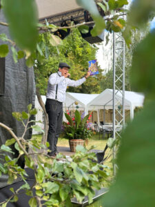 Diakon Markus Holtz vom Pastoralen Dienst der Diako Thüringen schlüpft in die Rolle von „Verwalter Schmidt“, der vor 100 Jahren in der Hospitalstiftung tätig war