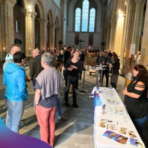 Nach dem Benefizkonzert in der Kirche nutzen Gäste die Gelegenheit zum persönlichen Austausch