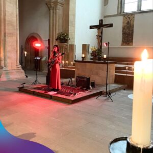 Im Licht der Kerzen verzaubert Julia Jünger das Publikum mit ihrer Musik