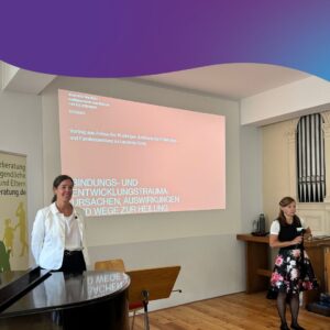 Referentin Jeannette Mardicke bei ihrem Fachvortrag zum Thema Bindungs- und Entwicklungstrauma