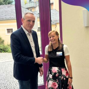 Gratulation des Geschäftsführers Lars Bagemihl an die Leiterin unserer Beratungsstelle, Sandra Loch