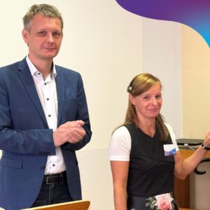 Landrat Dr. Ulli Schäfer bei der Spendenscheck-Übergabe an Einrichtungsleiterin Sandra Loch