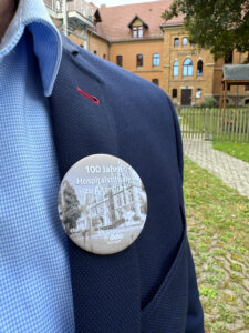100-Jahre-Hospitalstiftung-Button am Revers