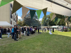 Publikum auf der Wiese vor der Bühne