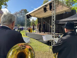 Elke Slowik überreichte feierlich einen großen Herrnhuter Stern an unsere beiden Einrichtungsleiterinnen Alice Etzold (Diako Hospitalstiftung zu Altenburg) und Saskia Frank (St. Elisabeth Hospiz Altenburg), im Vordergrund ist der Posaunenchor vor der Bühne zu sehen