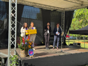 Elke Slowik, Vorstand Diako Thüringen, überreichte feierlich einen großen Herrnhuter Stern an unsere beiden Einrichtungsleiterinnen Alice Etzold (Diako Hospitalstiftung zu Altenburg) und Saskia Frank (St. Elisabeth Hospiz Altenburg)