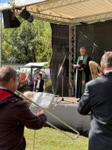 Pfarrer Klukas gestaltete auf der Bühne eine festliche und bewegende Andacht, untermalt vom Posaunenchor