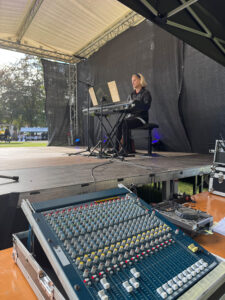 Musikalisch begleitet wurde das Jubiläum von Claudia Maria Laule an Klavier und Mikrofon