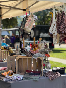 Kleiner Verkaufsstand mit Taschen und weiterem Nützlichen