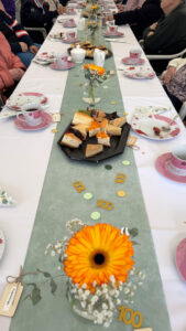 Kaffeetafel mit Blumen und 100 Jahre Konfetti