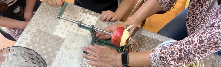 Kinderhände die Äpfel schneiden