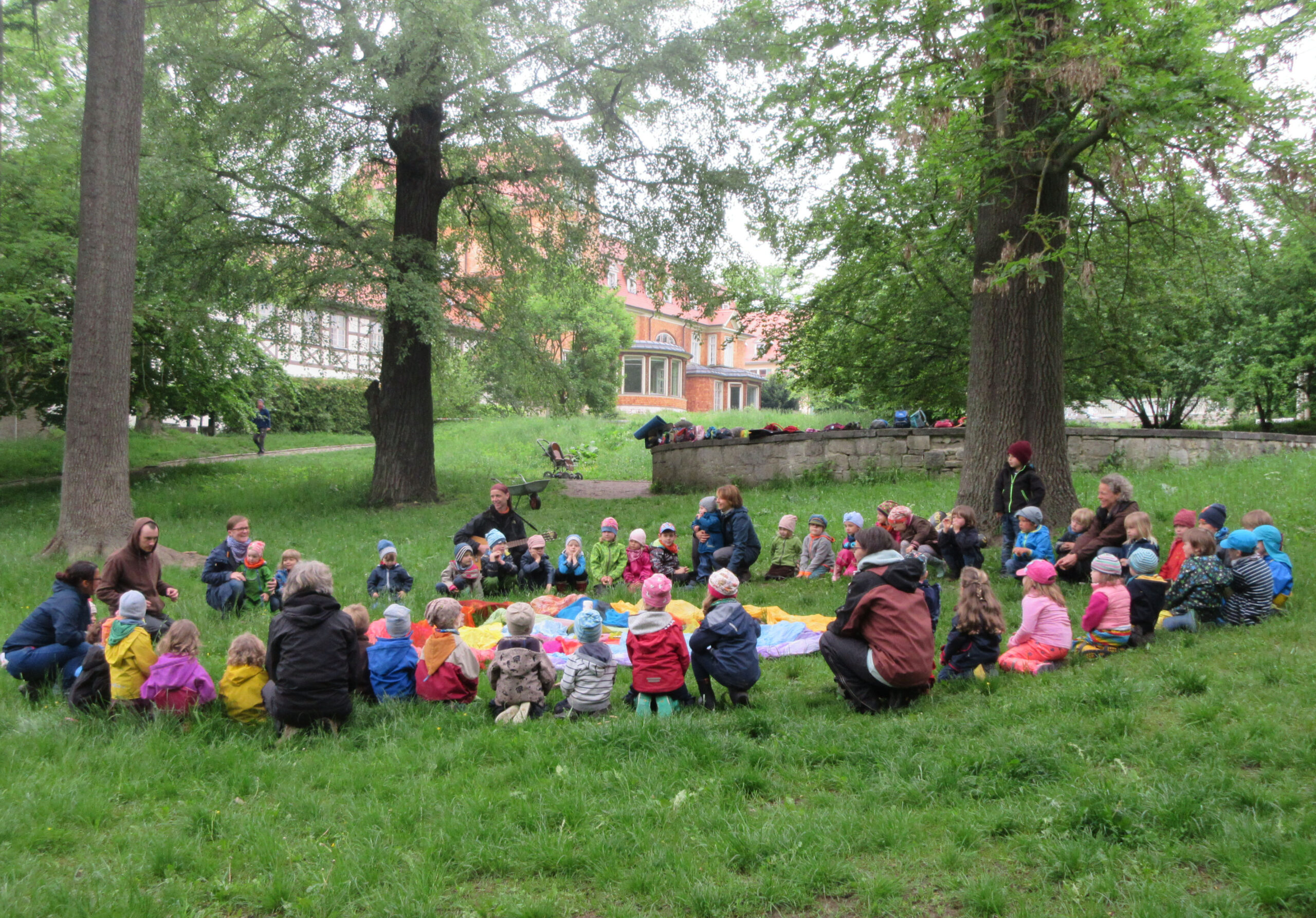 Morgenkreis - bei Wind und Wetter draußen.
