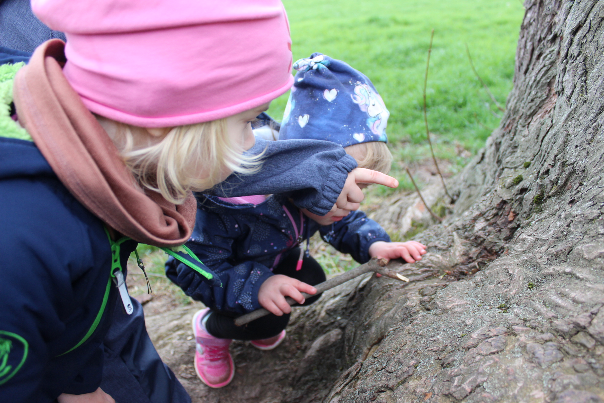 Kleine Entdecker im Garten.