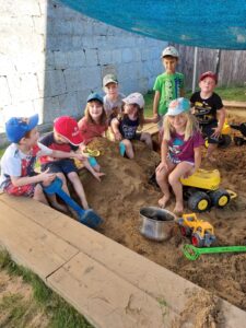 In unserem Sandkasten spielen alle Kinder gern.