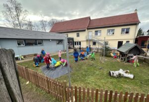 Wir sind stolz auf unseren großen Garten mit Spielplatz.