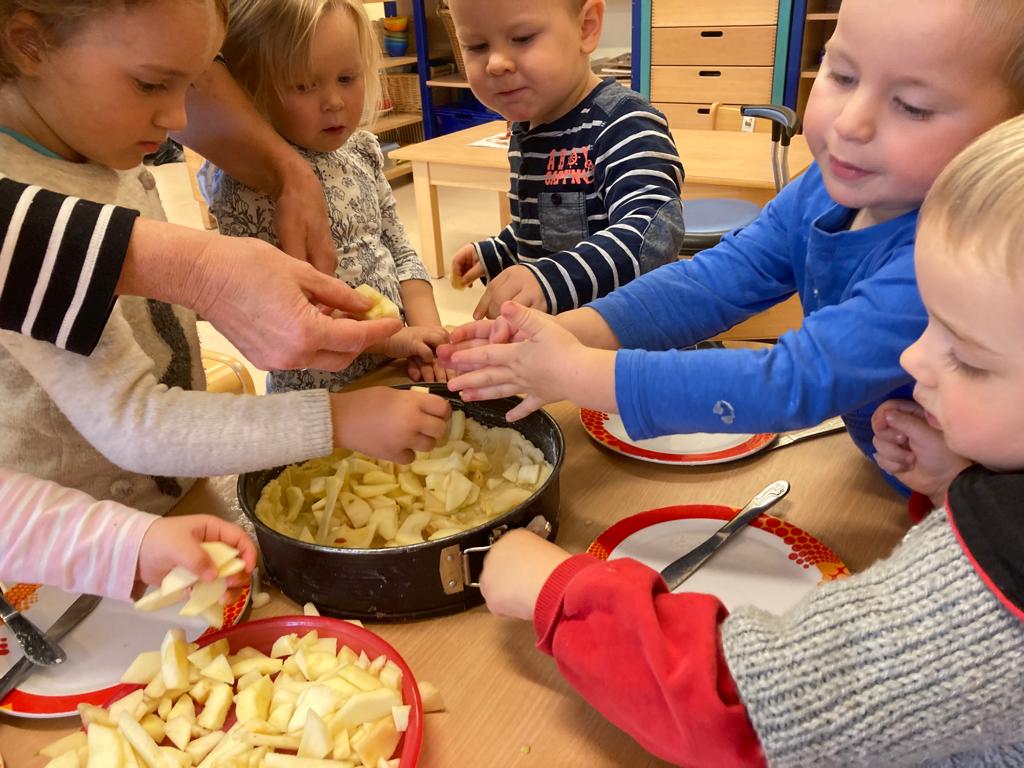Kindergarten St. Martin Kesslar - Wir backen zusammen und essen später zusammen.