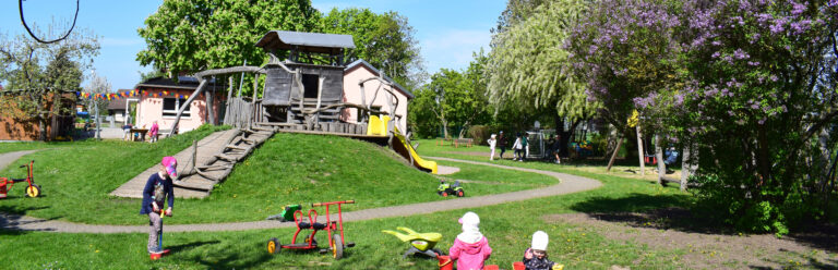 Unser Kindergarten mit vielen Spielgeräten.