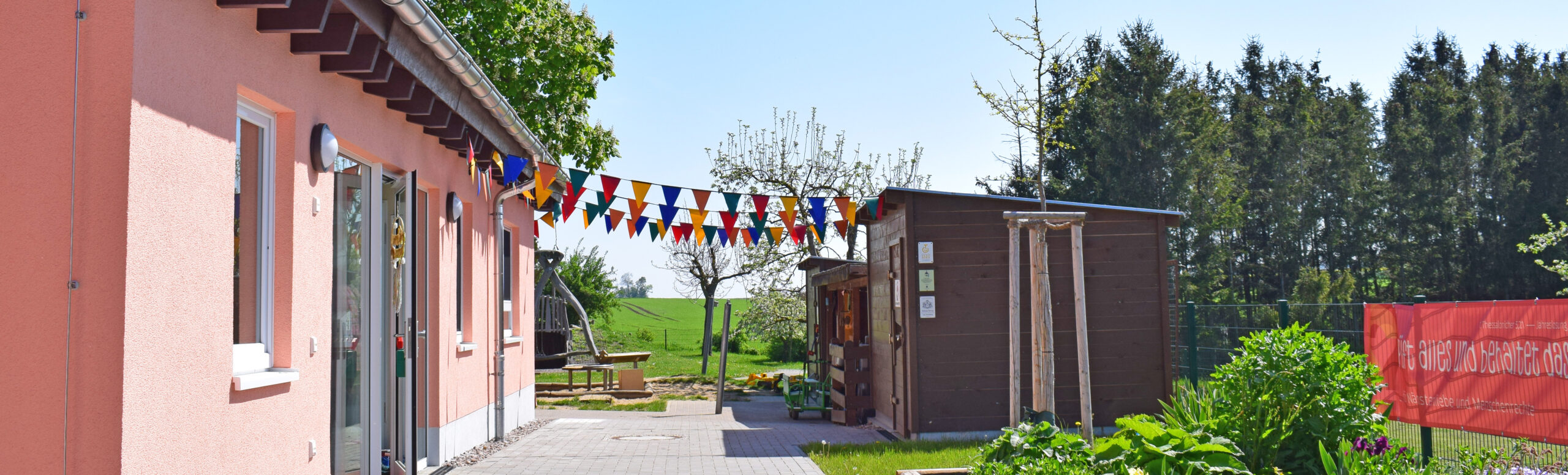 Wimpelketten im Garten