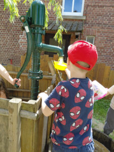 Evang. Kindergarten Schleiz_Kind an Wasserpumpe