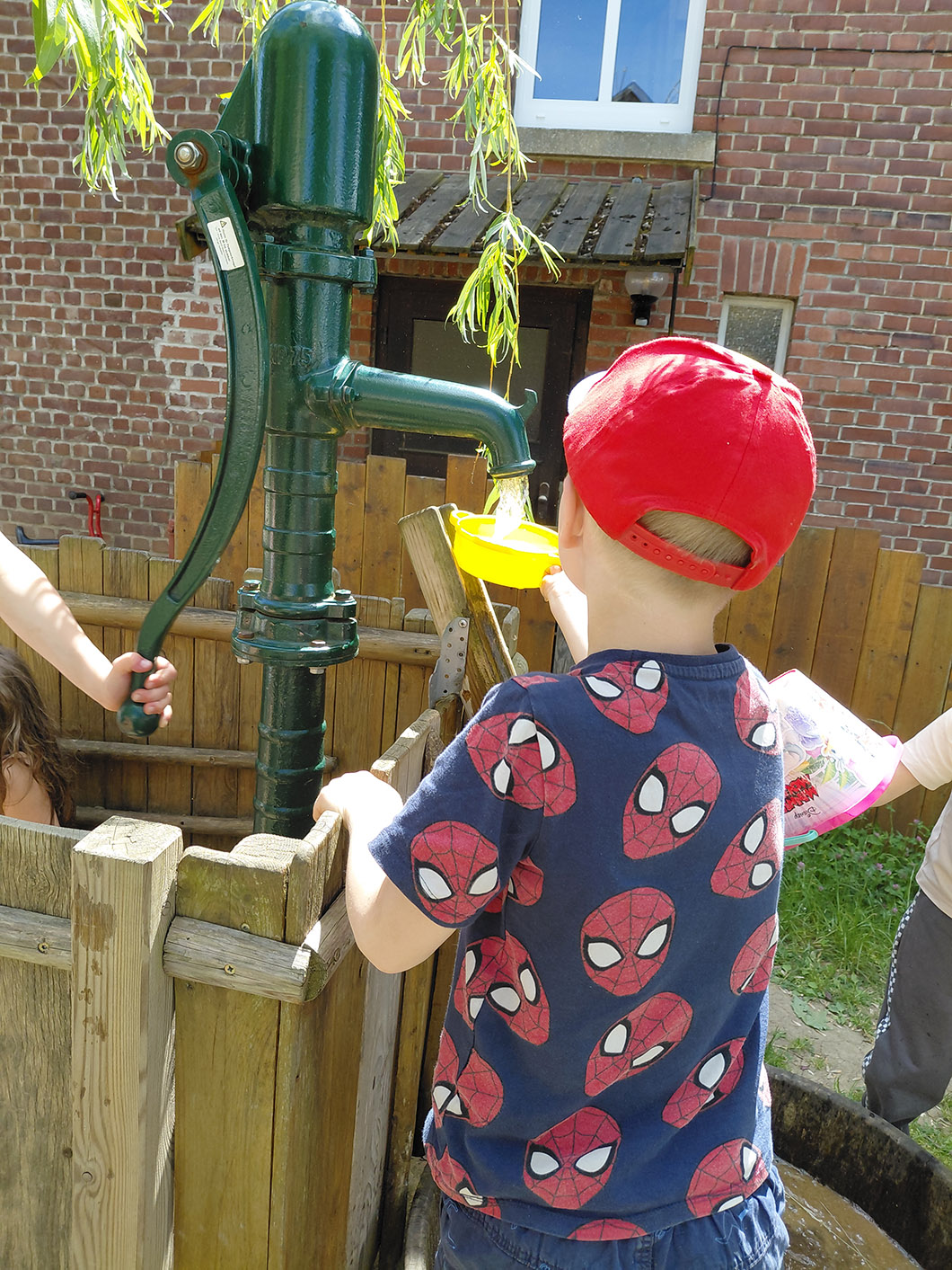 Evang. Kindergarten Schleiz_Kind an Wasserpumpe