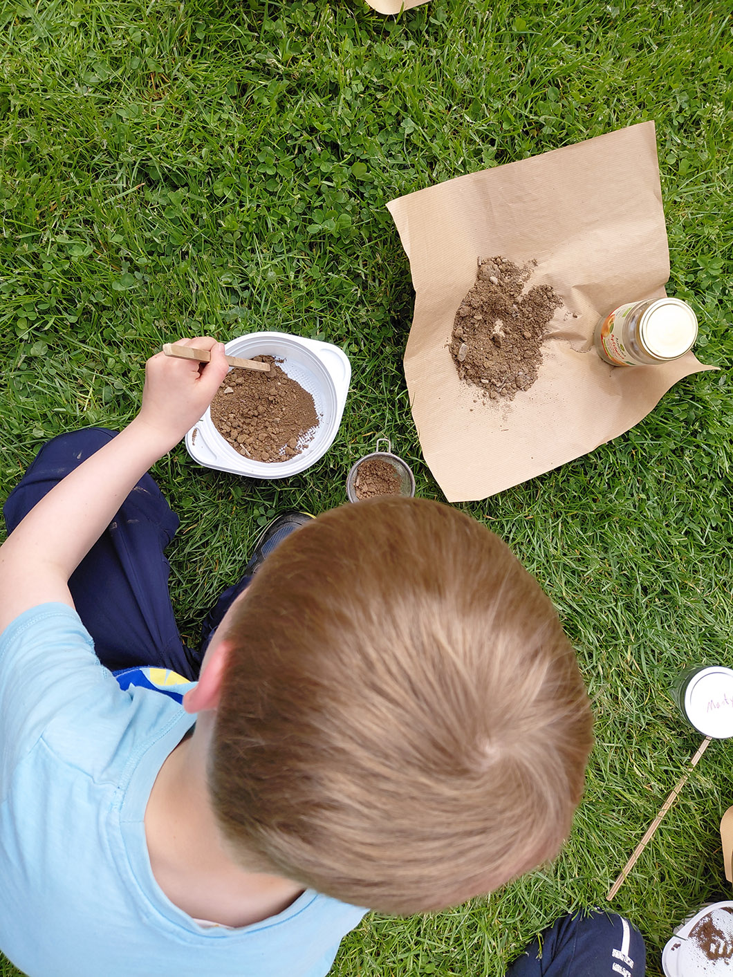 Evang. Kindergarten Schleiz_Kind spielt mit Erde