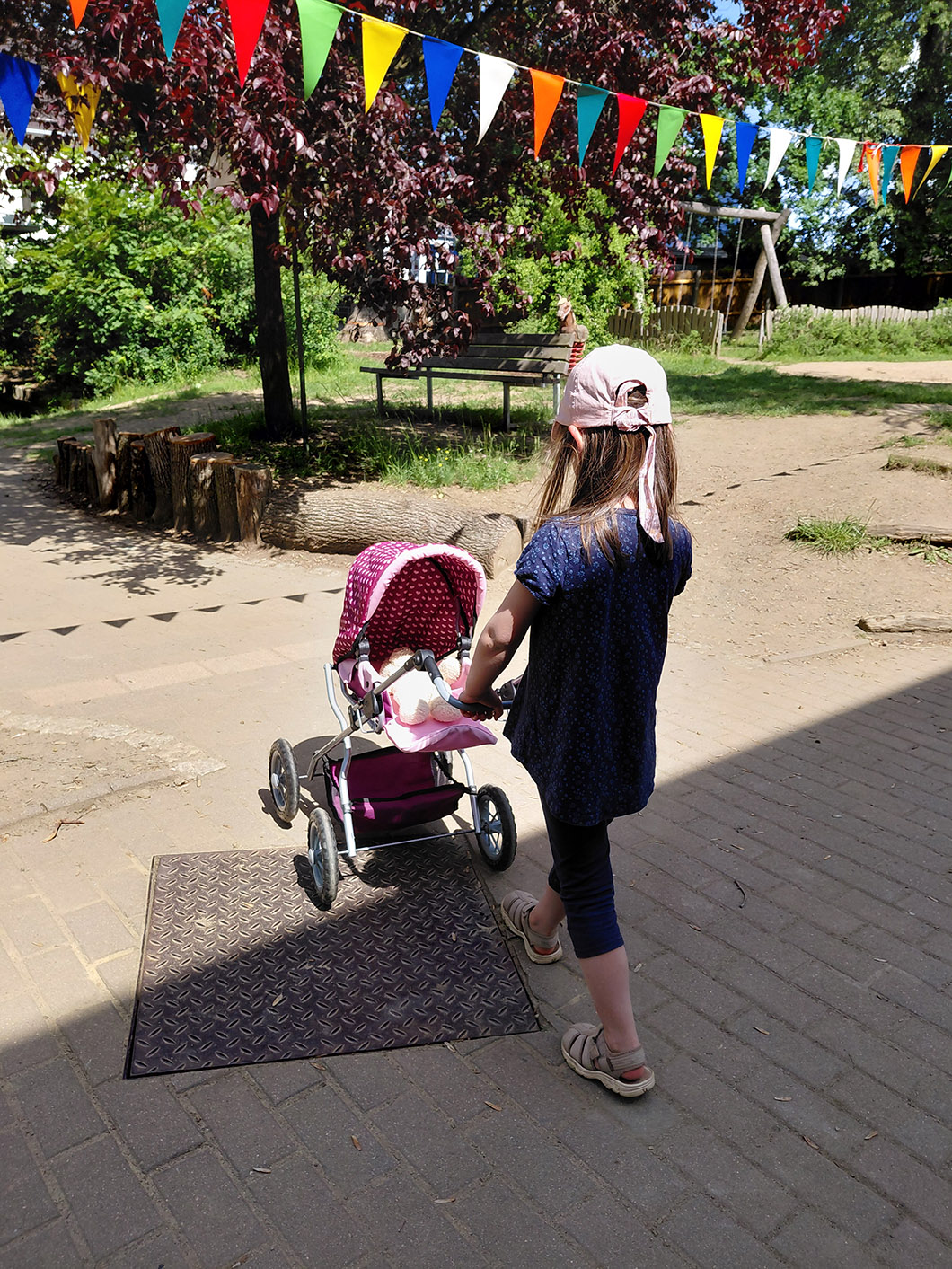 Evang. Kindergarten Schleiz_Kind mit Puppenwagen