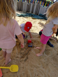 Evang. Kindergarten Schleiz_Kinder spielen im Sand