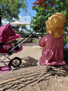 Evang. Kindergarten Schleiz_Kind mit Puppenwagen Wasserpumpe