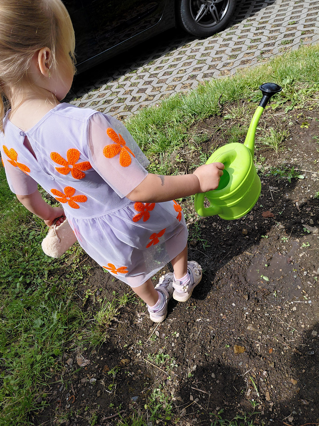 Evang. Kindergarten Schleiz_Kind mit Gieskanne