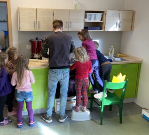 Kindergarten Sonnenkäfer Teichel in der Küche