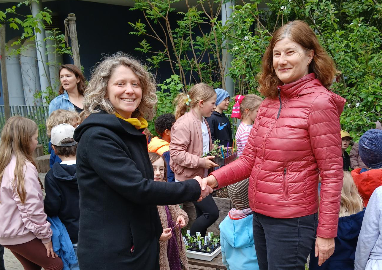 Partnerschaft mit Handschlag besiegelt_Kiga Sophiengarten und Evang. Gemeinschaftsschule