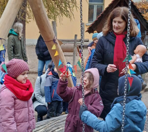 Unsere neue Schaukel wird eingeweiht.