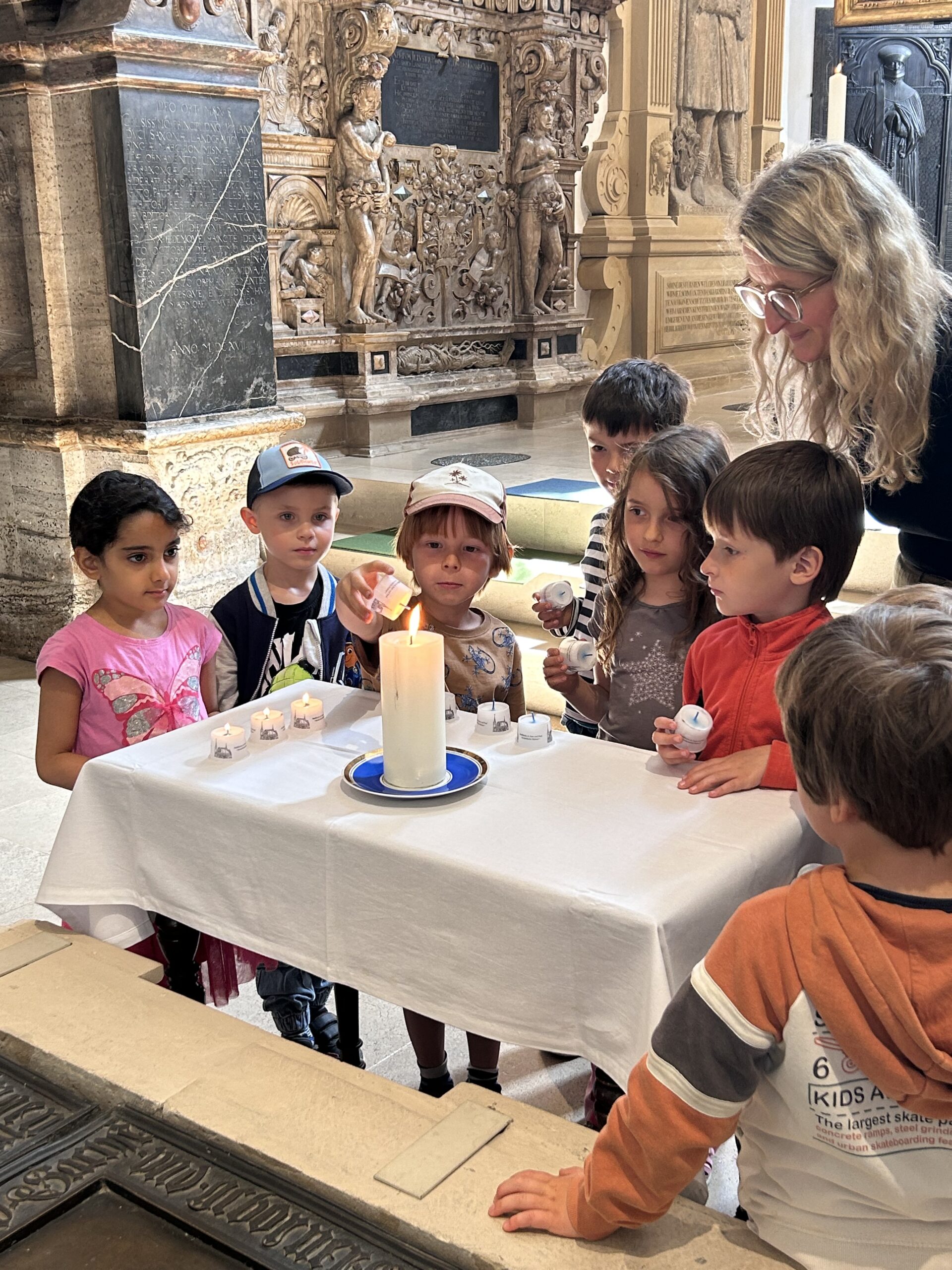 Unsere Schulanfänger besuchen die Herderkirche.