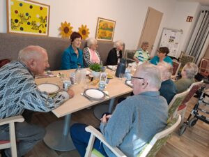 Tagespflege St. Martin Ebersdorf, Kaffeetafel mit Gästen
