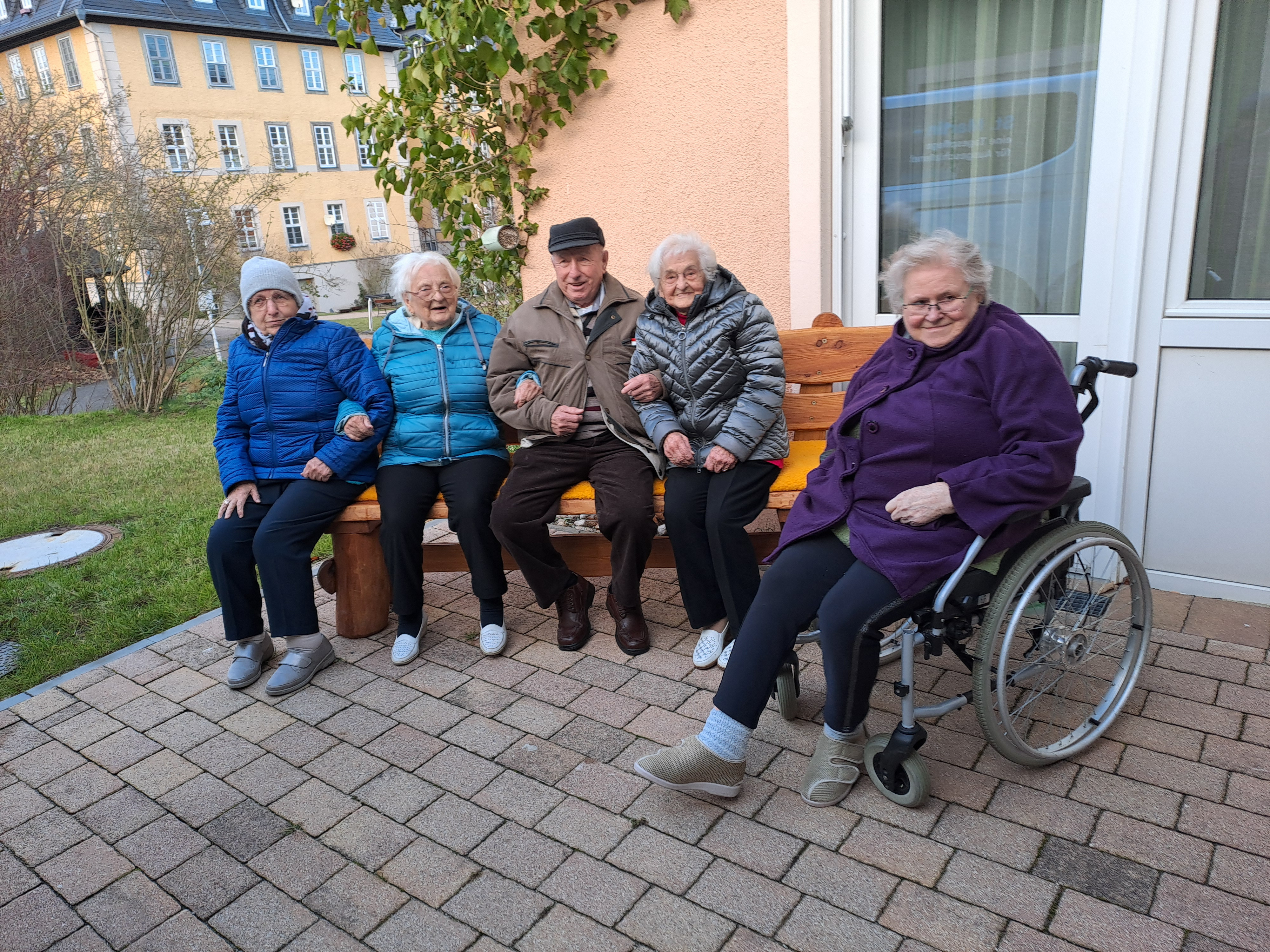 Tagespflege St. Martin Ebersdorf, fünf Frauen vor dem Gebäude