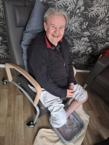 Tagespflege St. Martin Ebersdorf, ein Mann beim Fußbad