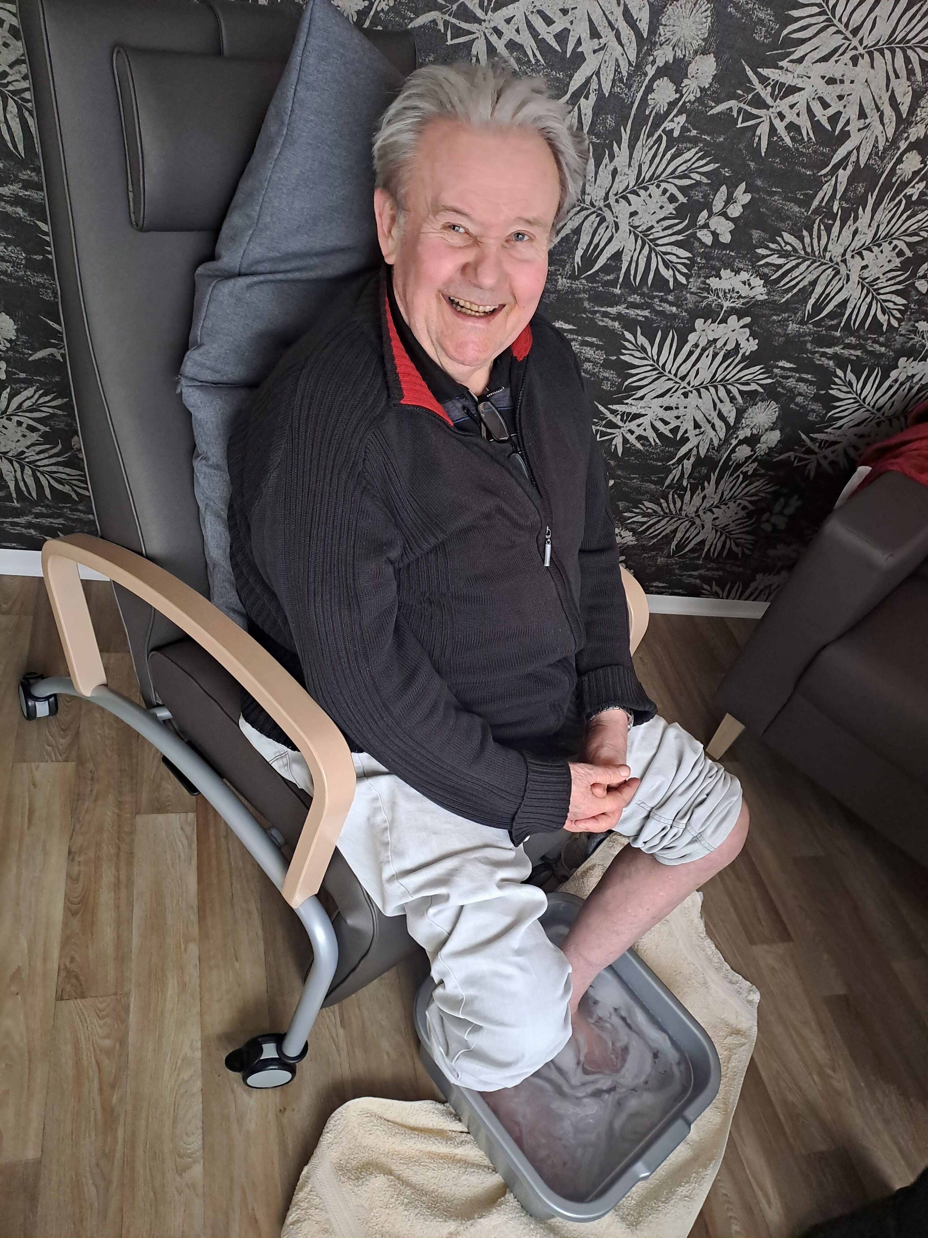 Tagespflege St. Martin Ebersdorf, ein Mann beim Fußbad