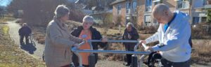 Tagespflege St. Martin Ebersdorf, vier Frauen am Fitnessgerät im Garten