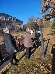 Tagespflege St. Martin Ebersdorf, zwei Frauen am Fitnessgerät im Garten