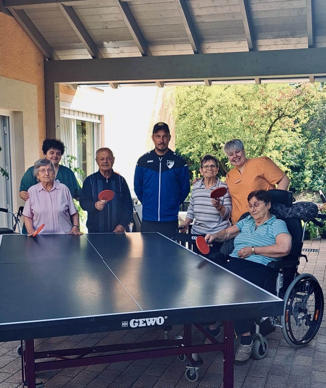 Tagespflege St. Martin Ebersdorf, Personen an einer Tischtennisplatte