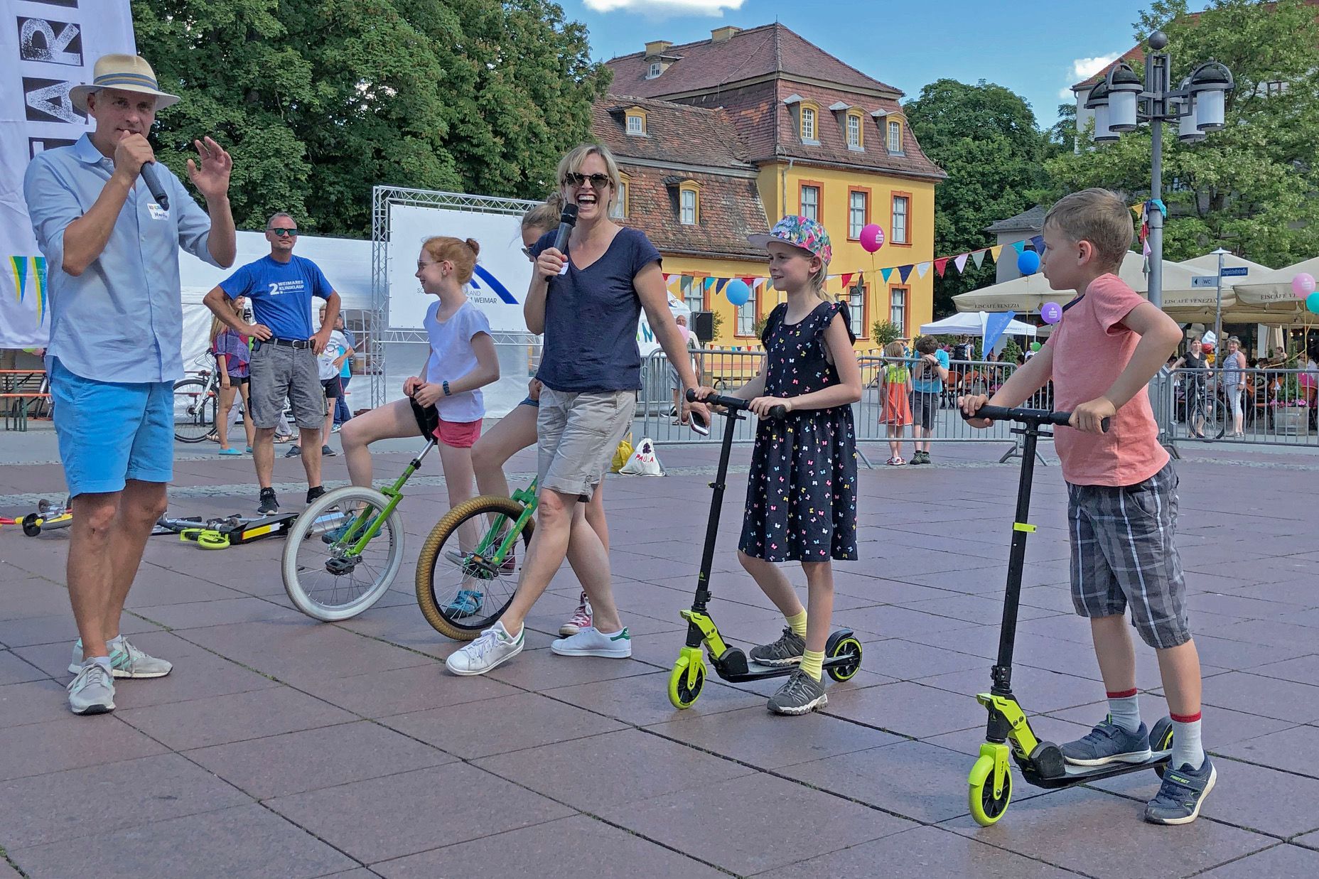 Außenwohngruppe Georgstraße Bad Blankenburg - Kinder fahren Roller und Fahrrad